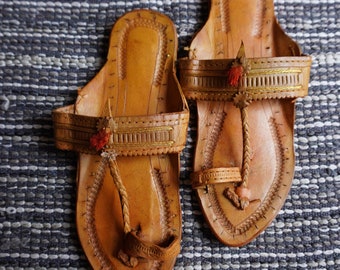 Handmade Leather Kolhapuri Sandals: Ethnic T-Strap Flats