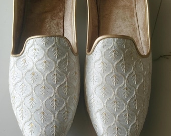 Mocassins ivoire brodés à la main pour le marié, chaussures à enfiler ethniques indiens haut de gamme, chaussures de fête classiques pour sherwani, tenues indo-occidentales.