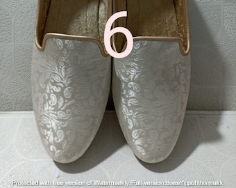 white Brocade Mojari Shoes for Men – Handmade Jutti, Wedding Footwear, Comfortable Slip-On Indian Loafers with Subtle Floral Pattern mojari.