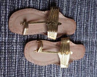 Chappals Kolhapuri dorati: sandali Boho in pelle fatti a mano