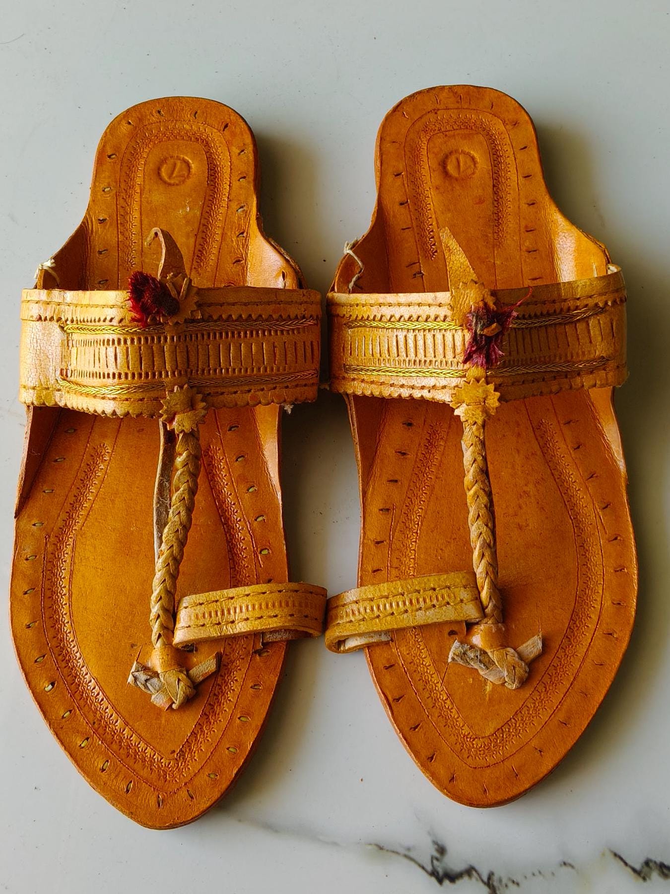 Enache's, Sandales Plates Kolhapuri En Cuir Noir Pour Femmes