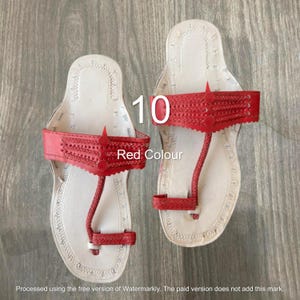 Gold Kolhapuri Chappals: Handgefertigte Boho Ledersandalen