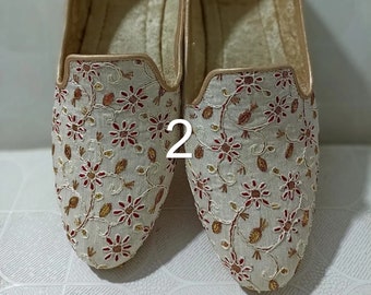 Handcrafted Floral Embroidery Mojari for Men – Luxury Ethnic Jutti, Traditional Festive Footwear, Designer Slip-On Indian Loafers Red Gold .