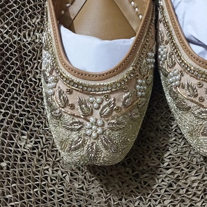 Jutti punjabi en cuir pêche : chaussures mojari indiennes perlées pour la mariée