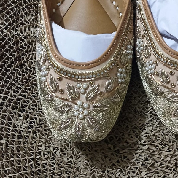 Hochzeitsschuhe und Brautschuhe – ethnische indische Juttis, Mojaris, Khussa für Frauen. Gehen Sie elegant mit unserem einzigartigen pfirsichfarbenen Hochzeitsschuh