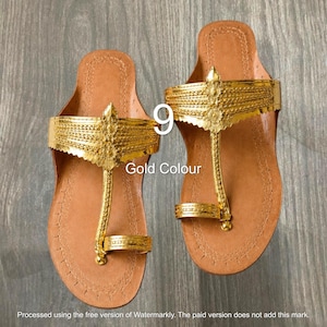 Gold-Finish-Kolhapuri-Hausschuhe aus echtem Leder, ethnische TStrap-Sandalen, Beachwear Boho-Schuhe, Maxican Handgefertigte indische Wohnungen im hawaiianischen Stil