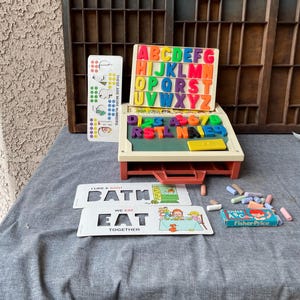 Bureau de jour d'école. Jouets Fisher Price. 16 cartes de pochoirs. Lettres Et Chiffres Magnétiques. Boîte à craie. Gomme. Plateau en plastique. Boîte d'origine. 1972.