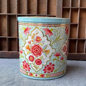 Nabisco Cracker Tin. Floral Design. Mexico. Nabisco Famosa. 1960s.