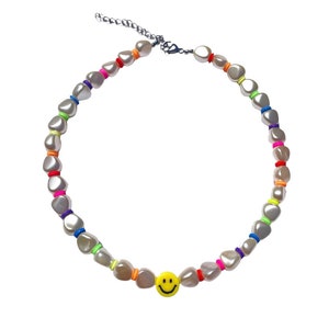 ハンドメイドのマルチカラー スマイリーフェイス パール ナゲット ビーズ ネックレス Y2K 90 年代 キュート トレンディ 夏 カワイイ
