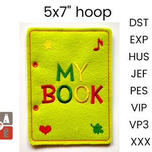 Può includere: Una copertina di libro in feltro verde lime con le parole "MY BOOK" ricamate a colori. La copertina misura 12,7 x 17,8 cm e presenta un design a stella, nota musicale, cuore e foglia. La copertina è cucita con un bordo rosso.