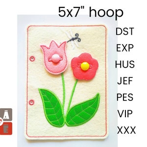 Può includere: Un'attività di artigianato in feltro per bambini. L'artigianato presenta due fiori rosa e rossi con foglie verdi e una libellula. Il feltro è di colore crema con un bordo cucito rosso. Il testo "5x7" hoop è stampato nella parte superiore dell'immagine. Le lettere DST, EXP, HUS, JEF, PES, VIP e XXX sono stampate sul lato destro dell'immagine.