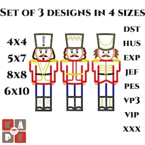 Könnte beinhalten: Set mit drei Spielzeugsoldaten-Stickmustern in vier Größen: 4x4, 5x7, 8x8 und 6x10 Zoll. Die Designs zeigen eine rot-weiße Uniform mit einem gelben Gürtel und schwarzen Stiefeln. Die Soldaten haben verschiedene Hüte und Gesichtsausdrücke.