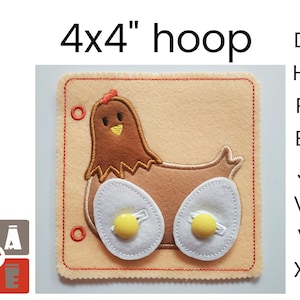 Può includere: Un cerchio da ricamo di 4x4 pollici con una gallina marrone e due uova bianche con tuorli gialli. Il cerchio è beige con un bordo cucito rosso. Il testo "DST, HUS, PES, EXP, JEF, VP3, VIP, XXX" è visibile sul lato destro dell'immagine.