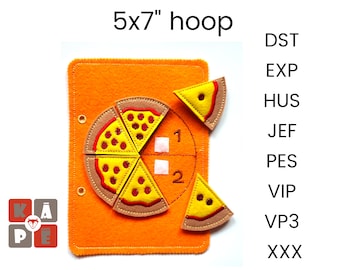 Puede incluir: Un rompecabezas de pizza de fieltro con un aro de 12,7 x 17,8 cm. El rompecabezas tiene 6 piezas, cada una con una rebanada de pizza con pepperoni y queso. El rompecabezas está sobre un fondo de fieltro naranja brillante. Los números 1 y 2 están en el fondo.