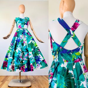 Vestido vintage Lanz anos 80 com estampa floral tropical e modelagem rodada, ideal para primavera/verão, em algodão, perfeito para a Páscoa. Colorido, com decote cruzado nas costas. Tamanho M.