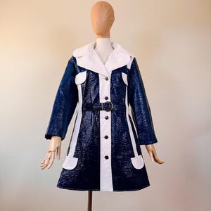 Impermeabile vintage anni '60 mod in vinile ~ raro ~ blocchi di colore blu e bianco ~ cintura abbinata ~ ispirato a Mary Quant ~ giacca antipioggia ~ con cintura ~ tasche ~ M