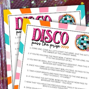 Puede incluir: Una tarjeta de juego imprimible rosa y blanca con el texto "DISCO pass the prize" y un gráfico de bola de discoteca. Las instrucciones del juego se enumeran debajo del título.