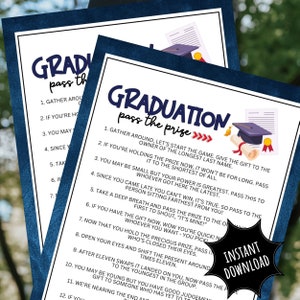 Puede incluir: Una tarjeta de juego de fiesta de graduación azul y blanca con el texto "Graduation Pass the Prize" e instrucciones para un juego en el que los invitados se pasan un regalo.