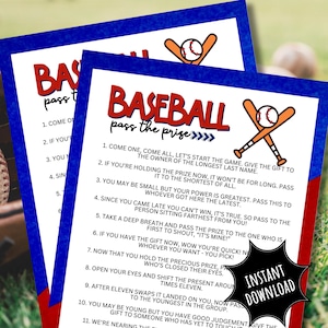 Puede incluir: Dos imprimibles de juegos con temática de béisbol con un borde azul. El título "Baseball Pass the Prize" está en rojo y blanco. Las instrucciones del juego se enumeran debajo del título. Una pegatina de "Descarga instantánea" está en la esquina inferior derecha.