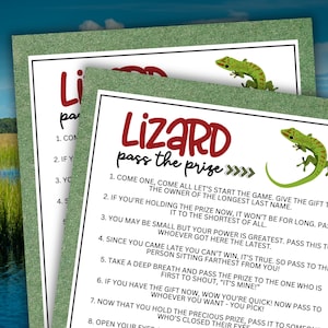 Puede incluir: Una tarjeta de juego imprimible con una ilustración de un lagarto rojo y blanco. La tarjeta tiene el título "Lizard Pass the Prize" e instrucciones para un juego de fiesta.