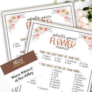 以下が含まれることがあります： 花柄のデザインが施された印刷可能なゲームカード。カードには「あなたのフラワーネームは？」というテキストと、年齢の最後の桁を色と、名前の最初の文字を花と組み合わせるための指示が書かれています。