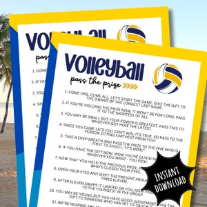 Puede incluir: Una tarjeta de juego imprimible amarilla y azul con un gráfico de voleibol y el texto "Volleyball Pass the Prize". La tarjeta incluye instrucciones para un juego en el que los jugadores se pasan un regalo entre sí en función de diferentes criterios.