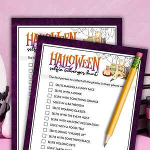 Könnte beinhalten: Zwei Halloween-Selfie-Schnitzeljagd-Blätter mit lila Rand und Bleistift. Die Blätter tragen die Worte "Halloween Selfie Schnitzeljagd" in Orange und Weiß. Die Schnitzeljagd enthält Aufforderungen wie "Selfie mit einem Getränk" und "Selfie mit etwas Orange".