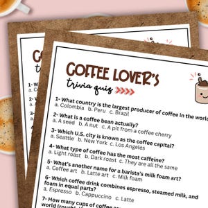 Puede incluir: Un cuestionario de trivia titulado "Coffee Lover's" con preguntas sobre la producción de café, los granos de café y las bebidas de café. El cuestionario está impreso en papel blanco con un borde marrón. Se ven dos tazas de café en las esquinas.
