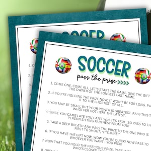 Może przedstawiać: Stos arkuszy gier o tematyce piłkarskiej z turkusową obwódką. Na górnym arkuszu widnieje napis "Soccer pass the prize" z grafiką piłek nożnych. Instrukcje gry są wydrukowane czarnym tekstem na białym tle.