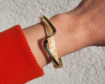 Elegant bracelet, tortoiseshell pattern, metal flash, wavy statement bracelet, bendable band, geometric overlap, open bangle women