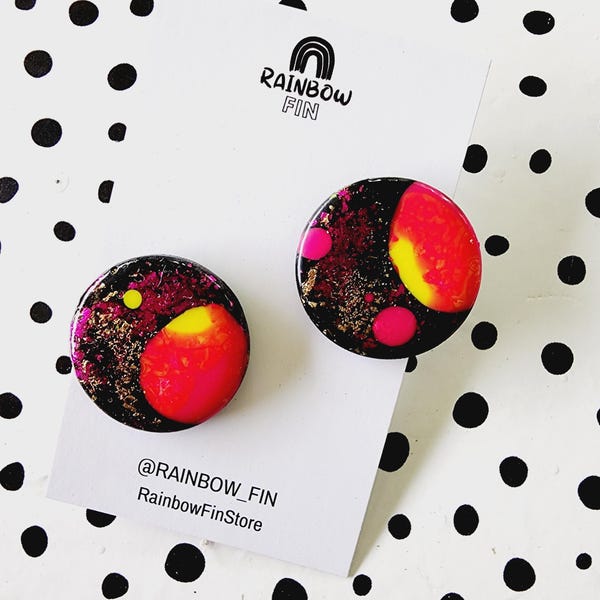 Colour bomb studs