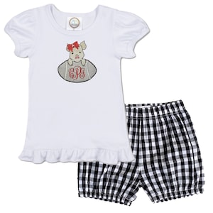 Gepersonaliseerde meisjesshirt met geborduurd monogram Wild Hog Ruffle | Zwarte short met gingham-ruit en korte mouwen voor peuters | Cadeau baby meisje Arkansas | Woo Pig