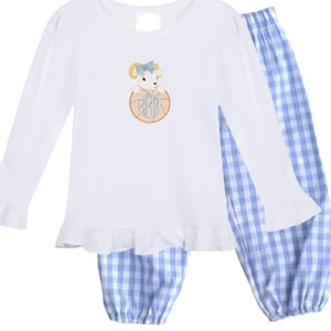 Può includere: Top pigiama bianco a maniche lunghe con orlo e polsini a balze, con un disegno di montone ricamato all'interno di un pallone da basket. I pantaloni del pigiama sono a quadri blu e bianchi. Il set è progettato per bambini.