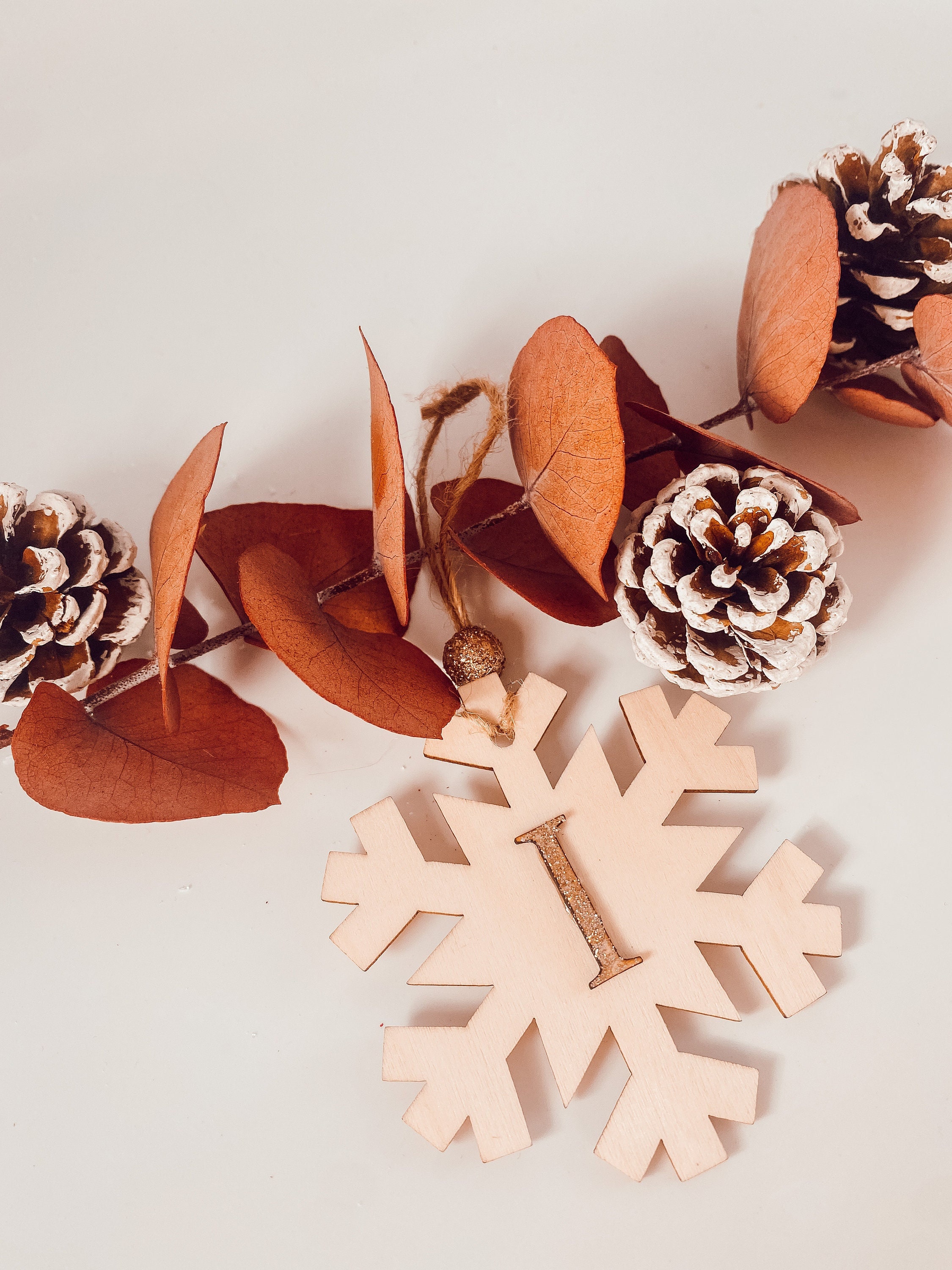 Boule de Noël en Bois Personnalisée Lettre Dorée
