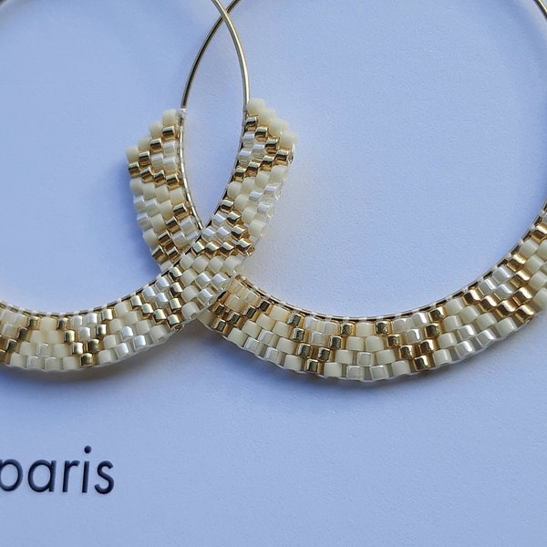 Boucles d'oreilles créoles en acier inoxydable doré 40mm et tissage en perles Miyuki beige nacré et doré, Isbjörn Edition Limitée