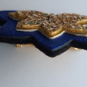 Broche en cuir bleu métallisé or et paillettes or image 3