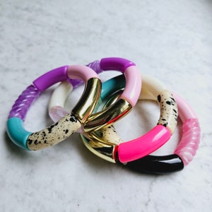 Armband mit bunten Perlen