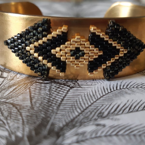 Bracelet jonc en laiton doré avec tissage ethnique en perles Miyuki noir et doré