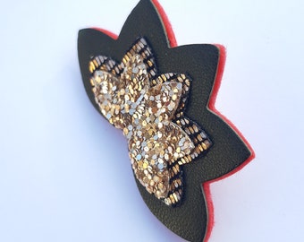 Broche cuir et paillettes