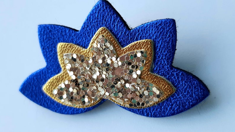 Broche en cuir bleu métallisé or et paillettes or image 1