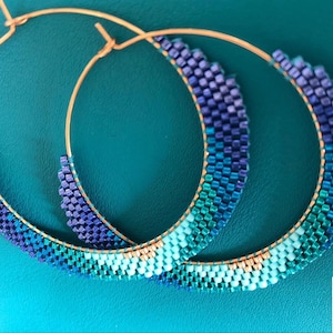 Großes Boucles d&#39;oreilles Kreolen tissées en Miyuki Perlen, Kreolen mit rostfestem Türkis 45 mm, Naïa Edition Limitée