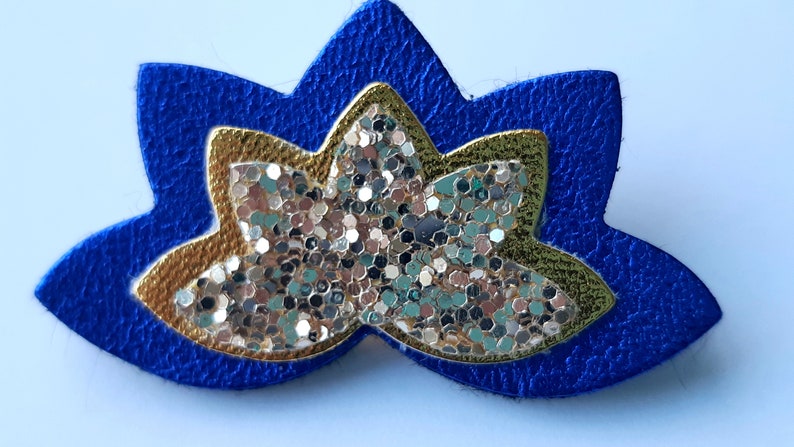 Broche en cuir bleu métallisé or et paillettes or image 2
