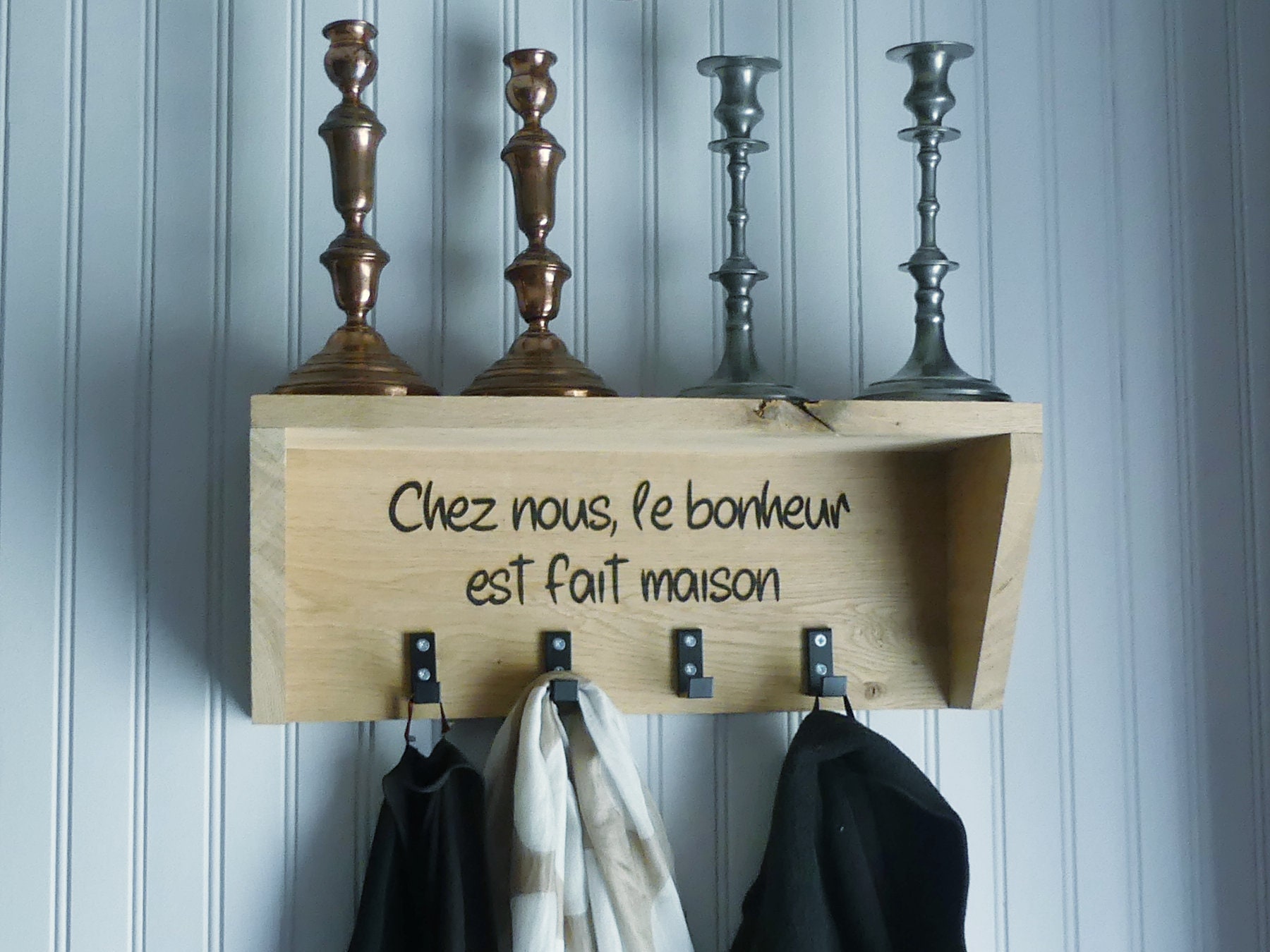 Porte-Manteaux Mural en Bois avec Étagère et Gravure Personnalisée
