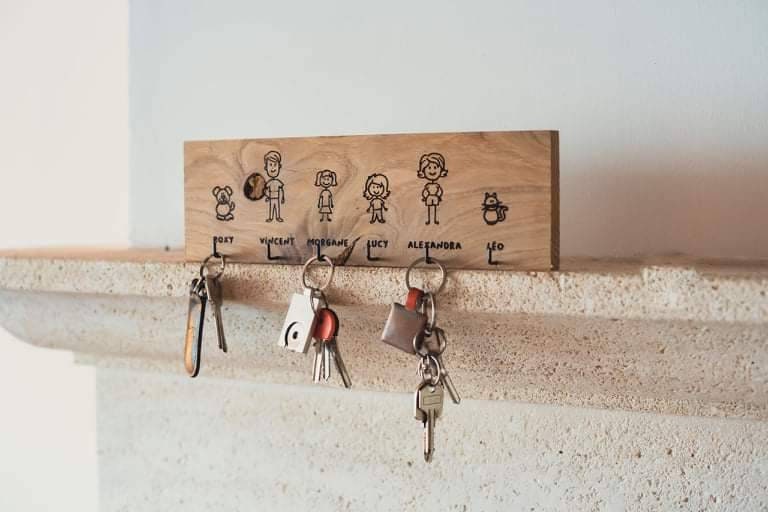 Porte-Trousseaux/Porte Clés Mural en Bois avec Gravure Personnalisée