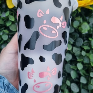 Gobelet isotherme imprimé vache, gobelet isotherme réutilisable, vaches roses chatoyantes. Gobelet avec couvercle et paille. Tasse froide personnalisée