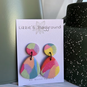 Gouttes arc-en-ciel scintillantes ~ Boucles d&#39;oreilles faites main en pâte polymère