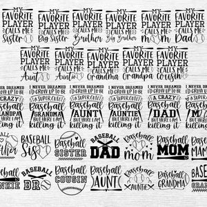 Peut inclure: Designs graphiques en noir et blanc avec du texte sur le th&egrave;me du baseball. Le texte comprend des phrases comme "Mon joueur pr&eacute;f&eacute;r&eacute; m'appelle s&oelig;ur", "Grand-m&egrave;re de baseball", "Accro au baseball" et "Tante de baseball".