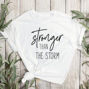 Más fuerte que la tormenta svg, camisa svg, inspirador svg, motivacional svg, diciendo svg, citas positivas diseño silueta, cricut archivos cortados