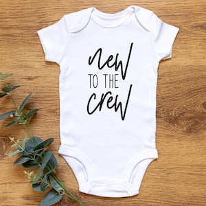 Nieuw bij de crew Svg, Baby Svg, Baby Meisje Svg, Baby Jongen Svg, Baby Onesie Svg, Pasgeboren Svg Nieuwe Baby Svg Peuter Svg Silhouet Gesneden Bestand Cricut