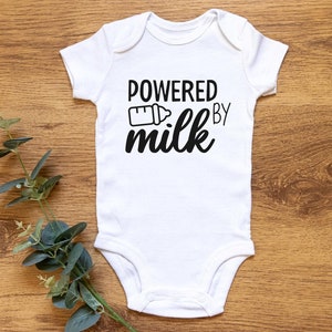 Aangedreven door melk Svg, Baby Svg, Baby Meisje Svg, Baby Jongen Svg, Baby Onesie Svg, Pasgeboren Svg Nieuwe Baby Svg Peuter Svg Silhouet Gesneden Bestand Cricut